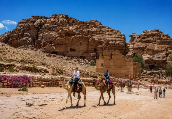 Von Ad-Deir zu Kharrubat al-Fajja